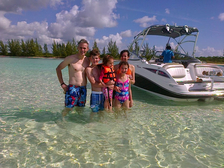 Familia en bote deportivo